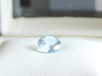 Die Diamanten haben einen leichten Blauton. Bei Bestattungen W. Opel in der Bamberger Straße in Forchheim bekommt man gezeigt, wie die Steine aussehen. Foto: Ronald Heck