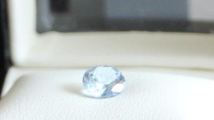 Die Diamanten haben einen leichten Blauton. Bei Bestattungen W. Opel in der Bamberger Straße in Forchheim bekommt man gezeigt, wie die Steine aussehen. Foto: Ronald Heck