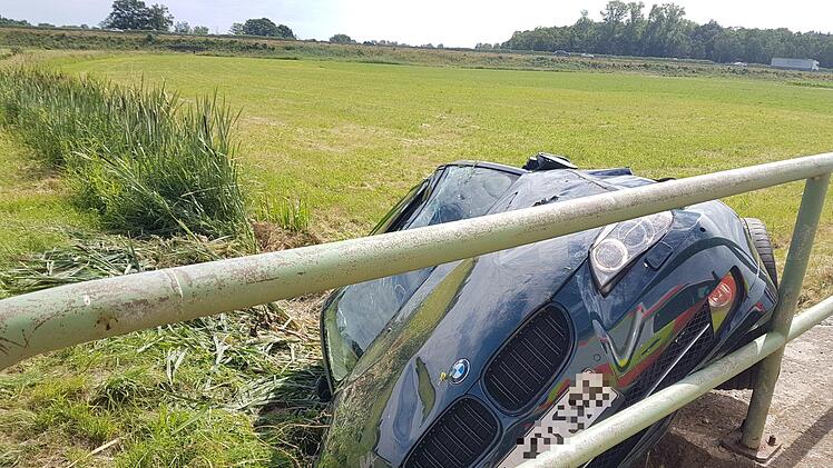 Leicht verletzt hat sich gestern der Fahrer eines BWM  bei einem Unfall zwischen Buch und Gremsdorf.  Foto: Christian Bauriedel