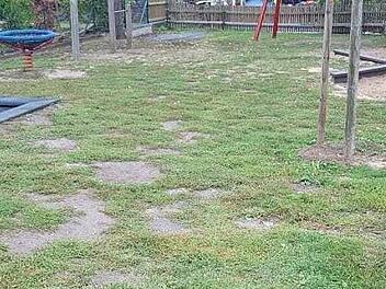 Der Gemeinderat muss sich Gedanken machen, wie die Gr&uuml;nfl&auml;che im Kindergarten Pfarrweisach verbessert werden kann. Das Angebot einer Gartenbaufirma &uuml;ber 16&nbsp;000 Euro wurde als zu teuer abgelehnt.  Foto: cl