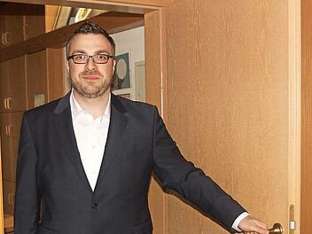 Der 30-jährige Verwaltungsmann Steffen Kropp will Bürgermeister von Rentweinsdorf werden. Hier steht der Kandidat an der Tür des Bürgermeisterzimmers, in das er nach der Wahl Einzug halten will. Foto: Günther Geiling