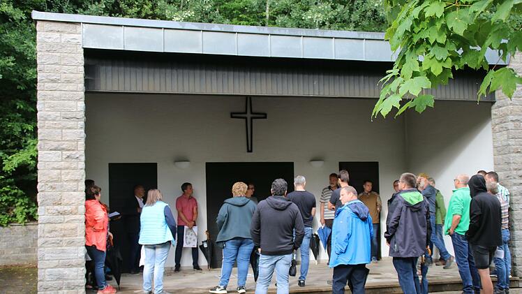 Der Gemeinderat bei der Vor-Ort-Besprechung am Hassenbacher Friedhof über das neue Urnenfeld mit Valtin Dietz, Landschaftsarchitekt. Foto: Hilmar Ruppert