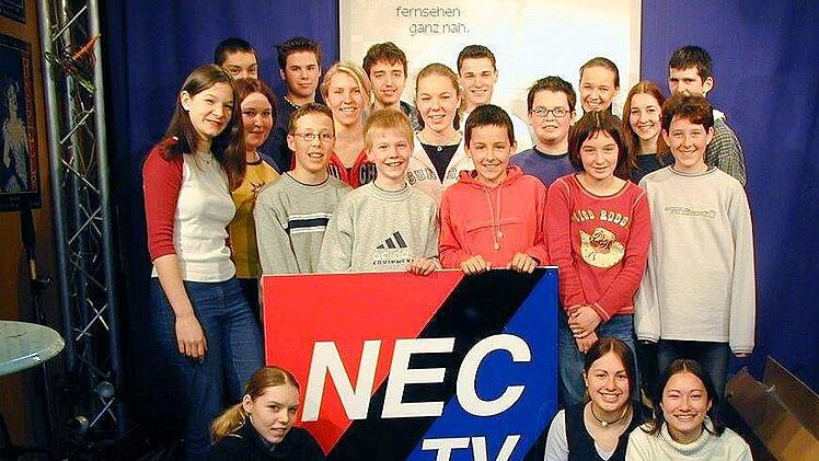 Das Bild aus den Anfangsjahren von nectv zeigt Schülerinnen und Schüler aus dem medienpädagogischen Projekt. Lernziele sind der Erwerb von Medienkompetenz, die Fähigkeit zum selbstständigen Arbeiten und das Übernehmen von Verantwortung.