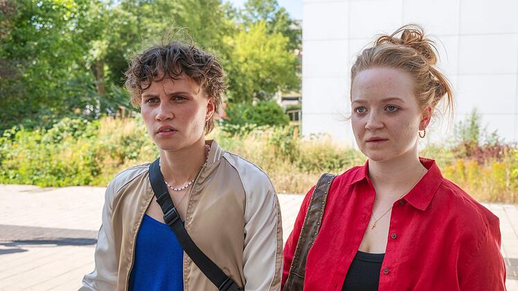 "Abortion Buddy" Lara Becker (Luna Jordan, links) hilft der aus Polen angereisten Dania (Nicola Magdalena L&uuml;ders).