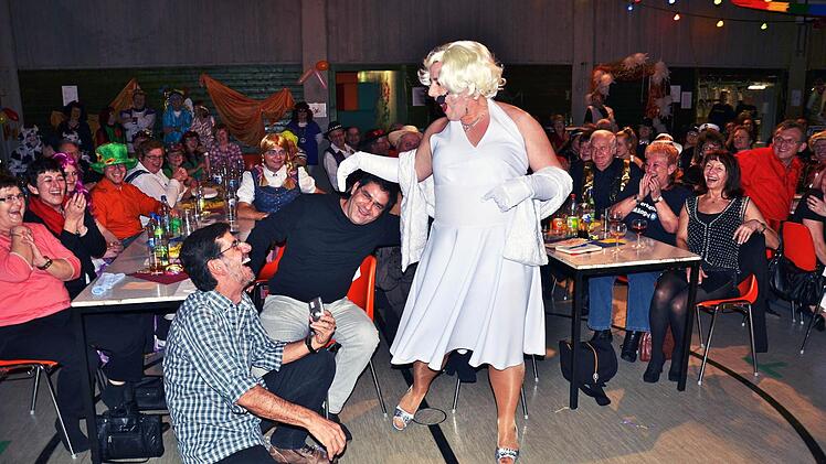 Dekan Marcus Wolf hatte als Marylin Monroe die Lacher auf seiner Seite.
