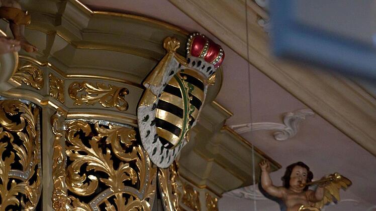Herzogliches Wappen am Prospekt der Schuke-Orgel