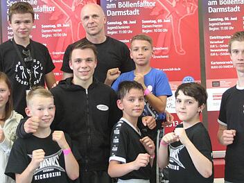 Mit vier deutschen Meistertiteln kehrte das Kickboxteam Schorn von den Titelkämpfen nach Hause, was bisher den größten sportlichen Erfolg darstellt. Von links vorne Johanna Zeitler, Leon Derbfuß, Vincent Schorn, Leonard Müller, Darius Strätz, David Kalnbach, Dominique Zeitler, hinten Coach und Betreuer Maximilian Wüstenberg und Trainer Jürgen Schorn.