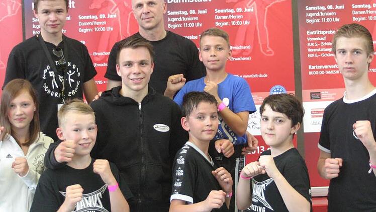 Mit vier deutschen Meistertiteln kehrte das Kickboxteam Schorn von den Titelkämpfen nach Hause, was bisher den größten sportlichen Erfolg darstellt. Von links vorne Johanna Zeitler, Leon Derbfuß, Vincent Schorn, Leonard Müller, Darius Strätz, David Kalnbach, Dominique Zeitler, hinten Coach und Betreuer Maximilian Wüstenberg und Trainer Jürgen Schorn.