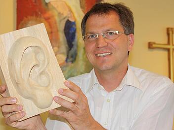 Das geschnitzte Ohr auf dem Beratungstisch symbolisiert für Gemeindereferent Bernd Keller am besten die Arbeit des "Kontaktpunktes" in der Bad Kissinger Von-Hessing-Straße. Fotos: Ralf Ruppert