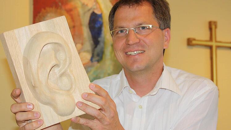 Das geschnitzte Ohr auf dem Beratungstisch symbolisiert für Gemeindereferent Bernd Keller am besten die Arbeit des "Kontaktpunktes" in der Bad Kissinger Von-Hessing-Straße. Fotos: Ralf Ruppert