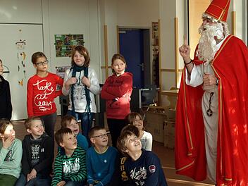 Der Nikolaus Tom Sauer begrüßt die Schüler und ihre Lehrer und freut sich über die große Hilfsbereitschaft für die Aktion "Humanitäre Hilfe für Menschen in Not". Foto: Susanne Deuerling