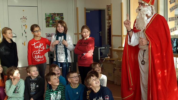 Der Nikolaus Tom Sauer begrüßt die Schüler und ihre Lehrer und freut sich über die große Hilfsbereitschaft für die Aktion "Humanitäre Hilfe für Menschen in Not". Foto: Susanne Deuerling