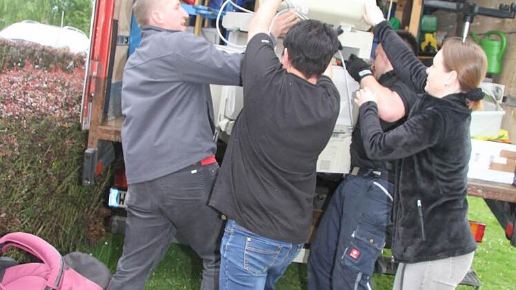 Mit vereinten Kräften klappt der Umzug besser.