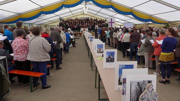 Ein fiktiver Zeitstrahl mit Bildern vieler Kirchen unterfränkischer Gemeinden sollte verdeutlichen, "wie viel Zeit Christus schenkt".