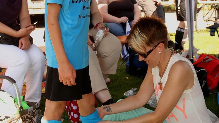 : Bei einer WM muss auch das Outfit passen, dafür sorgt hier Mama Simone Oppelt bei Sohn Simon Foto: Günther Geiling