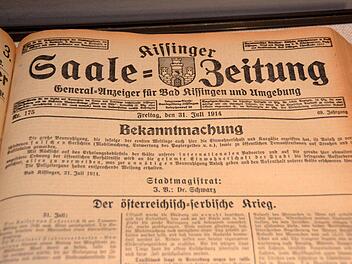 Vor 100 Jahren berichtet die Saale-Zeitung über den Ausbruch des Ersten Weltkriegs , zu sehen in der Ausstellung "Vergessene Gäste. Kurort und Krieg" im Museum Obere Saline.  Fotos: Peter Rauch