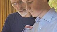 Profiregisseur- und Choreograf Peter Zeug (hinten) hilft bei der Inszenierung des Stücks mit. Hier gibt er Hans Joachim Mytzka Tipps zur schnellen Sprechweise.