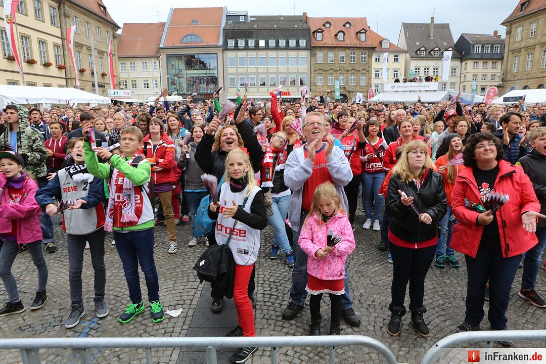 Fans des Spiela der Brose-Baskets am Maxplatz; Brose-Baskest sind Meister; Foto: Barbara Herbst