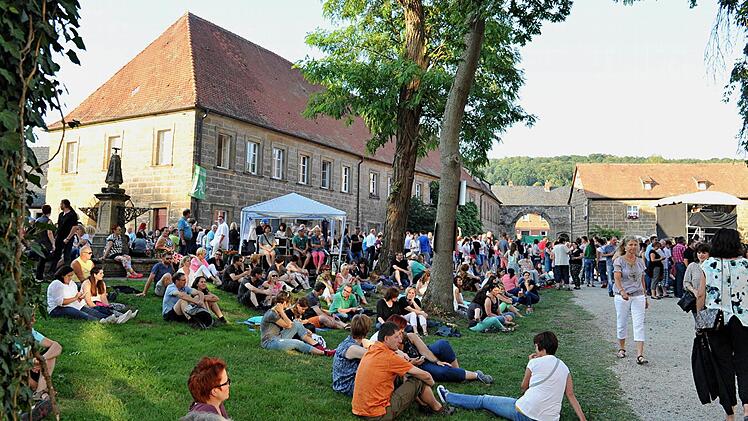 Picknick im Grünen und vor historische Kulisse.Foto: Helmut Ölschlegel