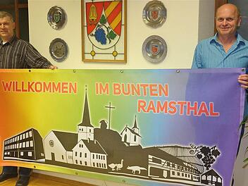 Neues Plakat: Bürgermeister Alfred Gündling (links) und Bernhard Gössmann-Schmitt mit dem Banner "buntes Ramsthal", das jetzt am Ortseingang seinen Platz hat. Foto: Gerd Schaar