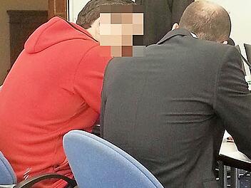 Der Angeklagte (links) spricht vor Prozessbeginn mit seinem Dolmetscher.  Foto: Pack