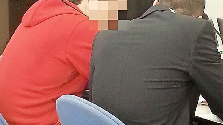 Der Angeklagte (links) spricht vor Prozessbeginn mit seinem Dolmetscher.  Foto: Pack