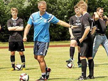 U16-Nationaltrainer Christian Wück gibt den Nachwuchscoaches wertvolle Tipps.  Foto: Günther Geiling