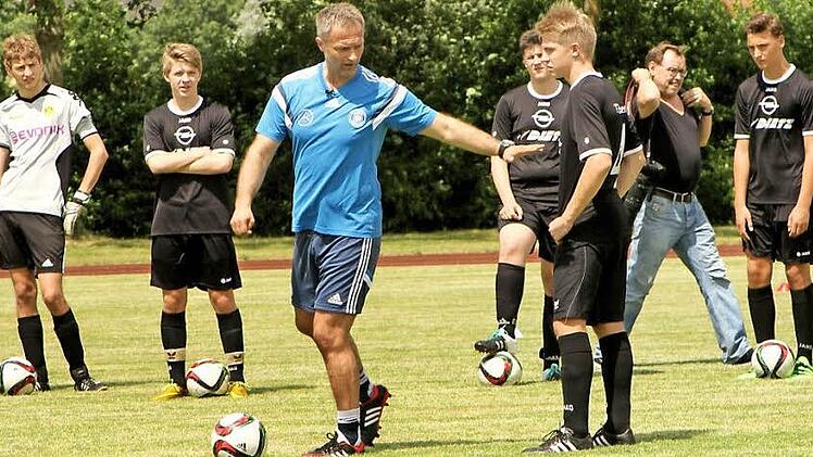 U16-Nationaltrainer Christian Wück gibt den Nachwuchscoaches wertvolle Tipps.  Foto: Günther Geiling