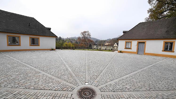 Zwei frühere Remisen begrenzen den Hof hinter dem Palais.Foto: Ronald Rinklef