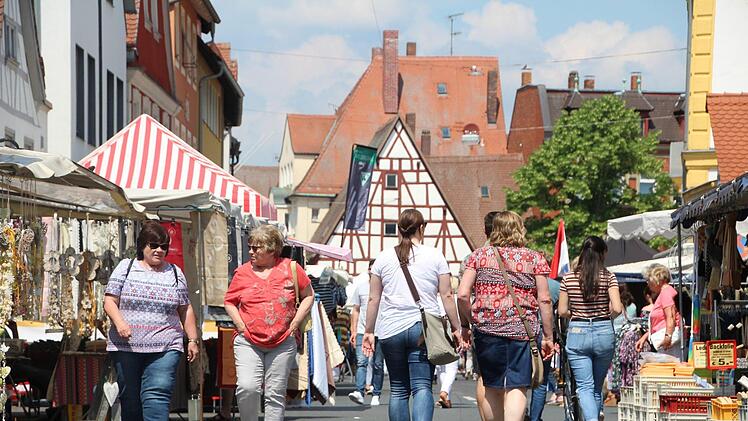 Bei bis zu 26 Grad kamen weniger Jahrmarkt-Besucher zum abgesperrten Teil der Nürnberger Straße und auf den Paradeplatz. Foto: Ronald Heck