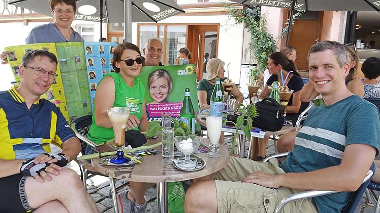 Besprechung nach der schwei&szlig;treibenden Tour (von links): Manfred Bachmayer, Ortssprecherin Uschi Schmidt, Astrid Marschall, Georgios Halkias und Christian Zwanziger Foto: privat