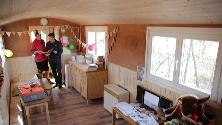 Seit Oktober ist der Waldkindergarten "Fuchsbau" in Adelsdorf offen.   Ein Rückzugsraum ist der große Bauwagen. Foto: Christian Bauriedel