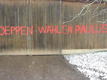 Am Ortsausgang von Knetzgau (aus Richtung Sand kommend) wurde im Frühjahr 2016 der Schriftzug "Deppen wählen Paulus" an einer Halle aufgemalt. Daraufhin folgten weitere Schmierereien in Knetzgau und auch am Wohnhaus des Bürgermeisters. Foto: Archiv / Klaus Schmitt