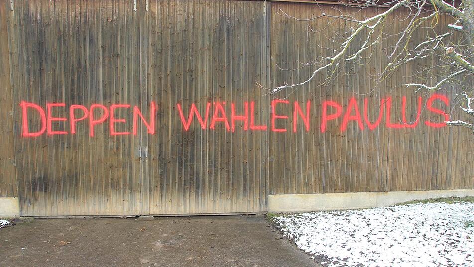 Am Ortsausgang von Knetzgau (aus Richtung Sand kommend) wurde im Frühjahr 2016 der Schriftzug "Deppen wählen Paulus" an einer Halle aufgemalt. Daraufhin folgten weitere Schmierereien in Knetzgau und auch am Wohnhaus des Bürgermeisters. Foto: Archiv / Klaus Schmitt