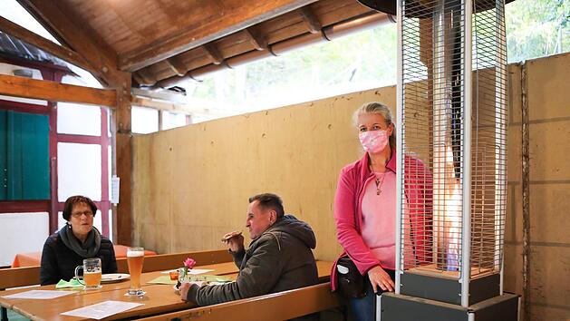 Birgit Hempel (r.), Wirtin des Forchheimer Schindlerkellers, will ihre Gäste auch im Winter, zusätzlich zur Gaststube, weiter im Freien bewirten. Foto: Barbara Herbst