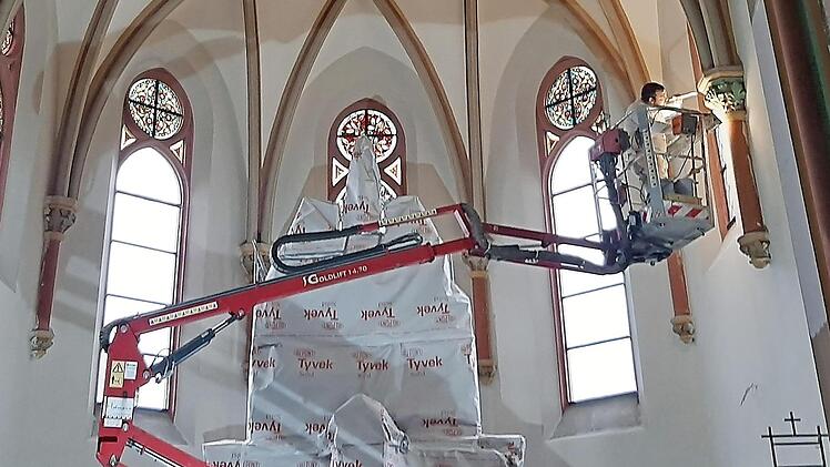 Noch bis ins Frühjahr haben die Kirchenmaler in der Schwürbitzer Herz-Jesu-Kirche zu tun. Ursprünglich sollten die Arbeiten bis Weihnachten beendet sein.  Fotos: Horst Habermann