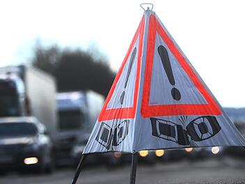 A70 bei Schonungen: Sprinter-Fahrer fährt gegen Straßenschild A70 bei Schonungen: Sprinter-Fahrer fährt gegen Straßenschild