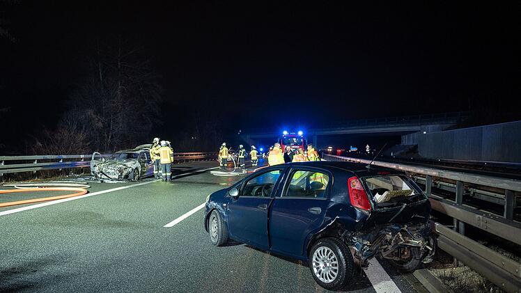 Heftiger Crash auf der A73 - Pkw geht in Flammen auf