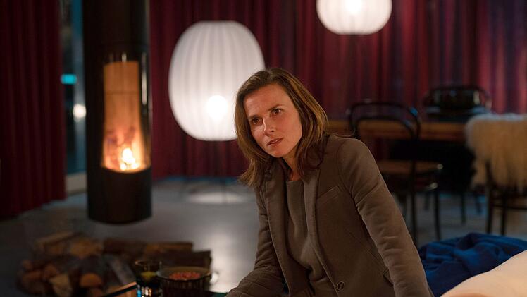 Johannas (Karin Hanczewski) Aufenthalt in ihrem Elternhaus ist Stress pur. Ihre Mutter droht nach dem Tod des Vaters einen Riesenfehler zu machen, der auch das Verm&ouml;gen der Familie bedroht.