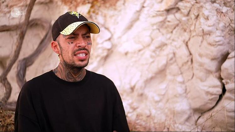 Dominik verlie&szlig; Deutschland wegen seiner mentalen Gesundheit - und wegen des Alltagsrassismus, den er erfuhr.