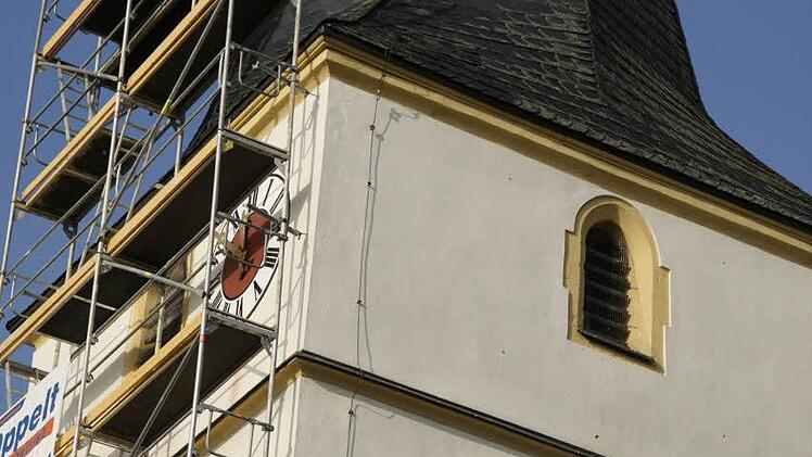 Hand in Hand arbeiten Kirchenverwaltung und Gemeinde an der Kirche in Theinheim: Das Gotteshaus erhielt eine Blitzschutzanlage und gleichzeitig wurde das Dach auf Schäden untersucht und Notwendiges repariert.
