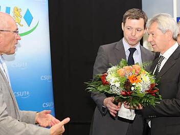 Landrat Günther Denzler (links) und CSU-Kreisvorsitzender Thomas Silberhorn gratulieren Johann Kalb zu dessen Nominierung.Fotos: Barbara Herbst