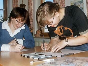 Jasmin Hofmann (links) liefert das Script und Janka Hofmann erweckt die Figuren zum Leben. Fotos: Gabi Arnold