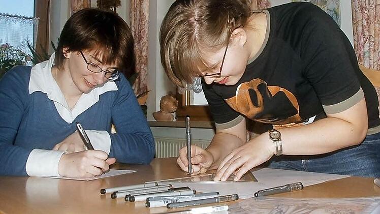 Jasmin Hofmann (links) liefert das Script und Janka Hofmann erweckt die Figuren zum Leben. Fotos: Gabi Arnold