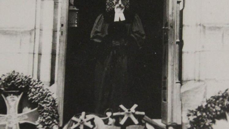 Kronachs evangelischer Pfarrer Adam Strunz vor den zertrümmerten Glocken, die zu Granaten verarbeitet werden sollten.