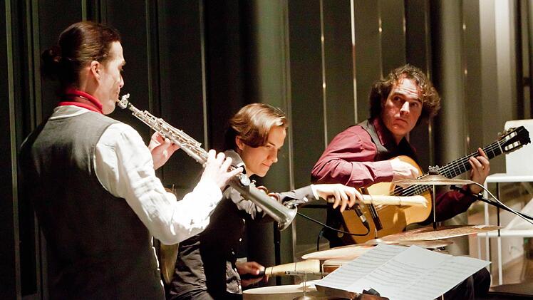 "Ensemble Nu:n": Gert Anklam (Saxofon), Nora Thiele (Perkussion) und Falk Zenker (Gitarre) eröffneten die Reihe "Jazz im Museum". Foto: Jochen Berger