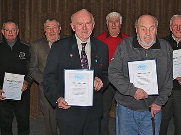 Geehrte CSU-Mitglieder: Theodor Busch (von links), Hermann Kleinhenz, Rudolf Winter (Raute), Hugo Pfrang, Bruno Koberstein (Raute), und Julius Fella. Foto: Gerd Schaar