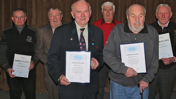 Geehrte CSU-Mitglieder: Theodor Busch (von links), Hermann Kleinhenz, Rudolf Winter (Raute), Hugo Pfrang, Bruno Koberstein (Raute), und Julius Fella. Foto: Gerd Schaar