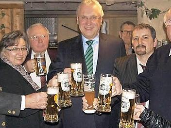 Landrat Hermann Hübner, CSU-Ortsvorsitzende Birgit Haberberger, Kirchenpfleger Hans Böhmer, Innenminister Joachim Herrmann, stellvertrender Orstvorsitzender Harald Niklas, Regierungspräsident Wolfgang Wenning und MdL Gudrun Brendel-Fischer (v.l.) trinken sich Stärke an.  Foto: Thomas Weichert