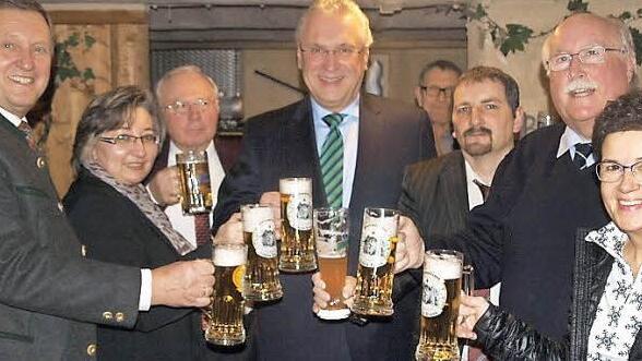 Landrat Hermann Hübner, CSU-Ortsvorsitzende Birgit Haberberger, Kirchenpfleger Hans Böhmer, Innenminister Joachim Herrmann, stellvertrender Orstvorsitzender Harald Niklas, Regierungspräsident Wolfgang Wenning und MdL Gudrun Brendel-Fischer (v.l.) trinken sich Stärke an.  Foto: Thomas Weichert